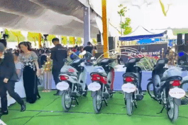 Cô dâu, chú rể gây "bão mạng" khi tặng nhiều xe máy cho khách dự tiệc