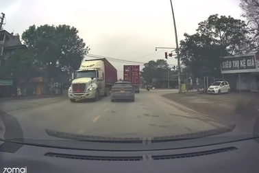 Gặp xe lấn làn vượt ẩu, ô tô con lao vào xe container