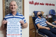 Thầy giáo người Anh hiến máu, cổ vũ Việt Nam chiến thắng đại dịch Covid-19