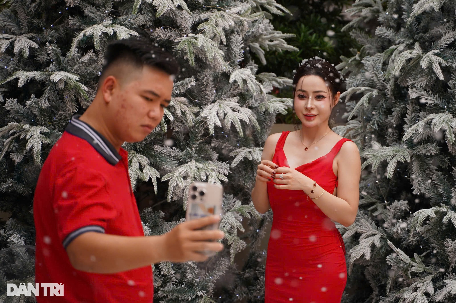 Giới trẻ TPHCM háo hức diện đồ check-in Noel - 7 Giới trẻ TPHCM háo hức diện đồ check-in Noel - 7