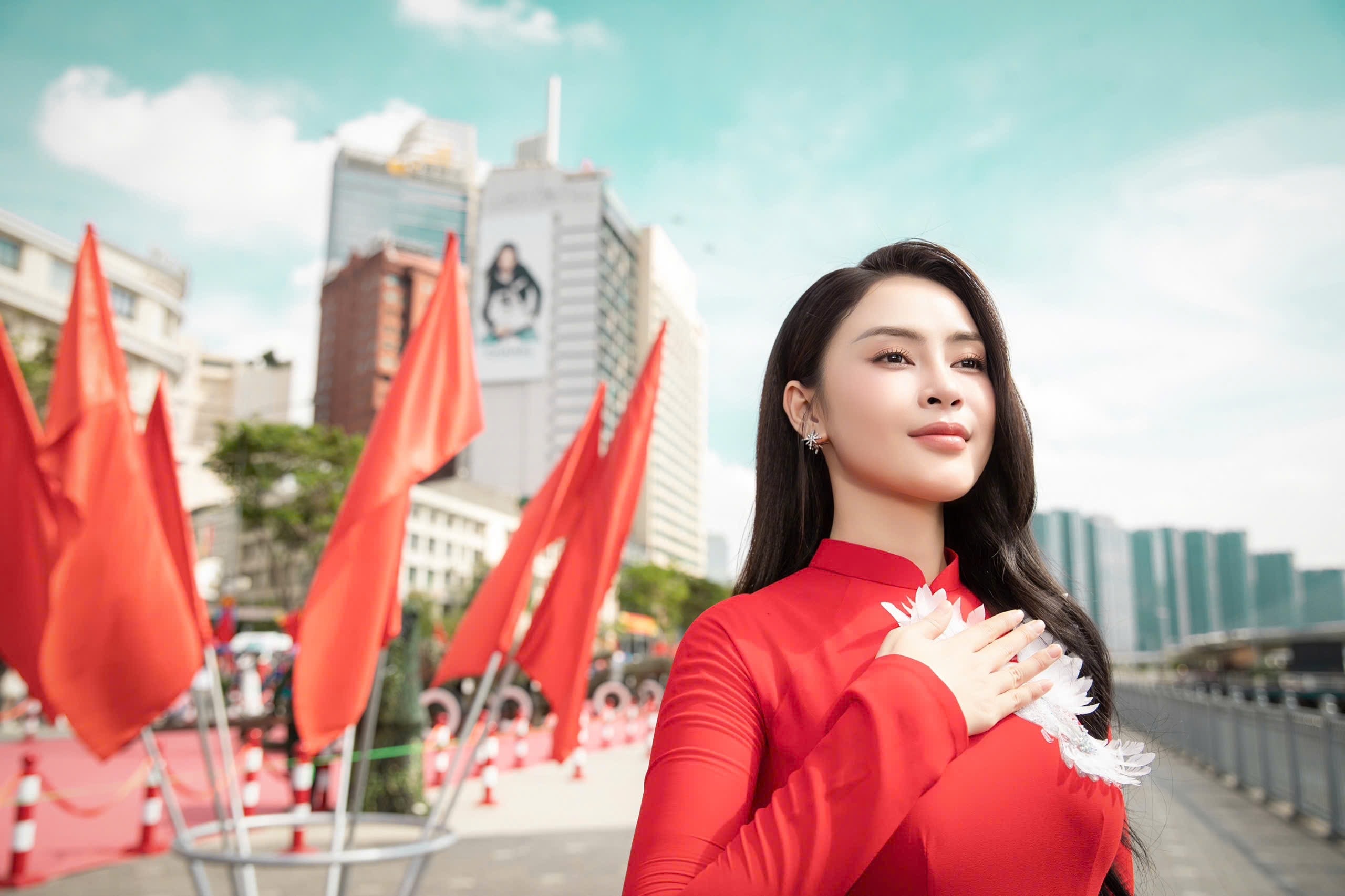 Hoa hậu Lý Kim Thảo diện áo dài đỏ chụp ảnh tại các địa danh ở TPHCM - 2