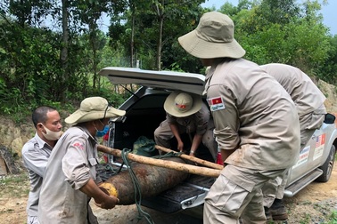 Quả bom “khủng” nặng gần 230 kg được phát hiện tại mỏ đá
