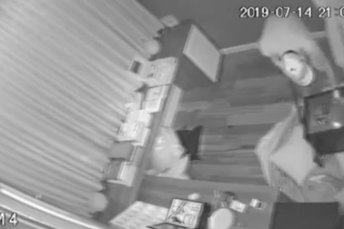 Clip tên trộm đục két sắt, trộm 5 tỷ nhà ca sĩ Nhật Kim Anh