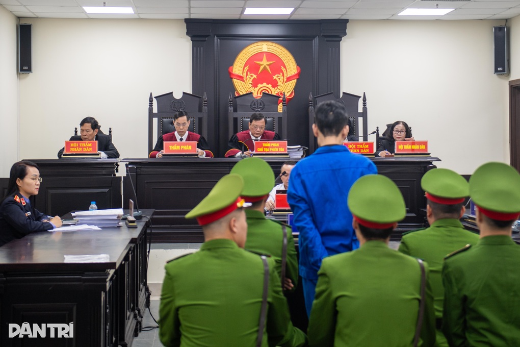 Kẻ đổ xăng đốt quán cà phê khiến 11 người tử vong khai tai điếc, mắt mờ - 1 Kẻ đổ xăng đốt quán cà phê khiến 11 người tử vong khai tai điếc, mắt mờ - 1