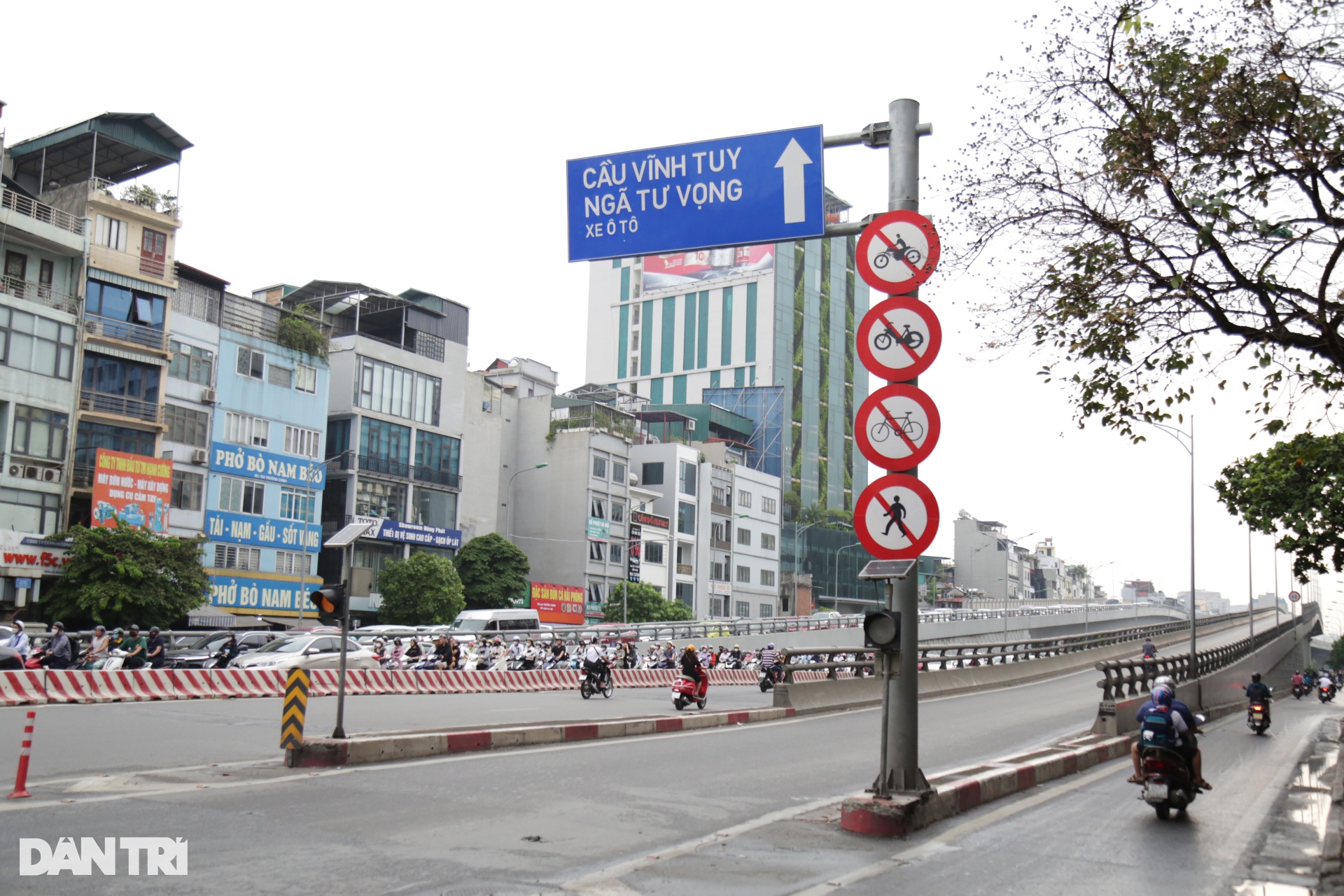 Hà Nội: CSGT xử lý hàng loạt xe máy đi vào đường Vành đai 2 trên cao - 1 Hà Nội: CSGT xử lý hàng loạt xe máy đi vào đường Vành đai 2 trên cao - 1