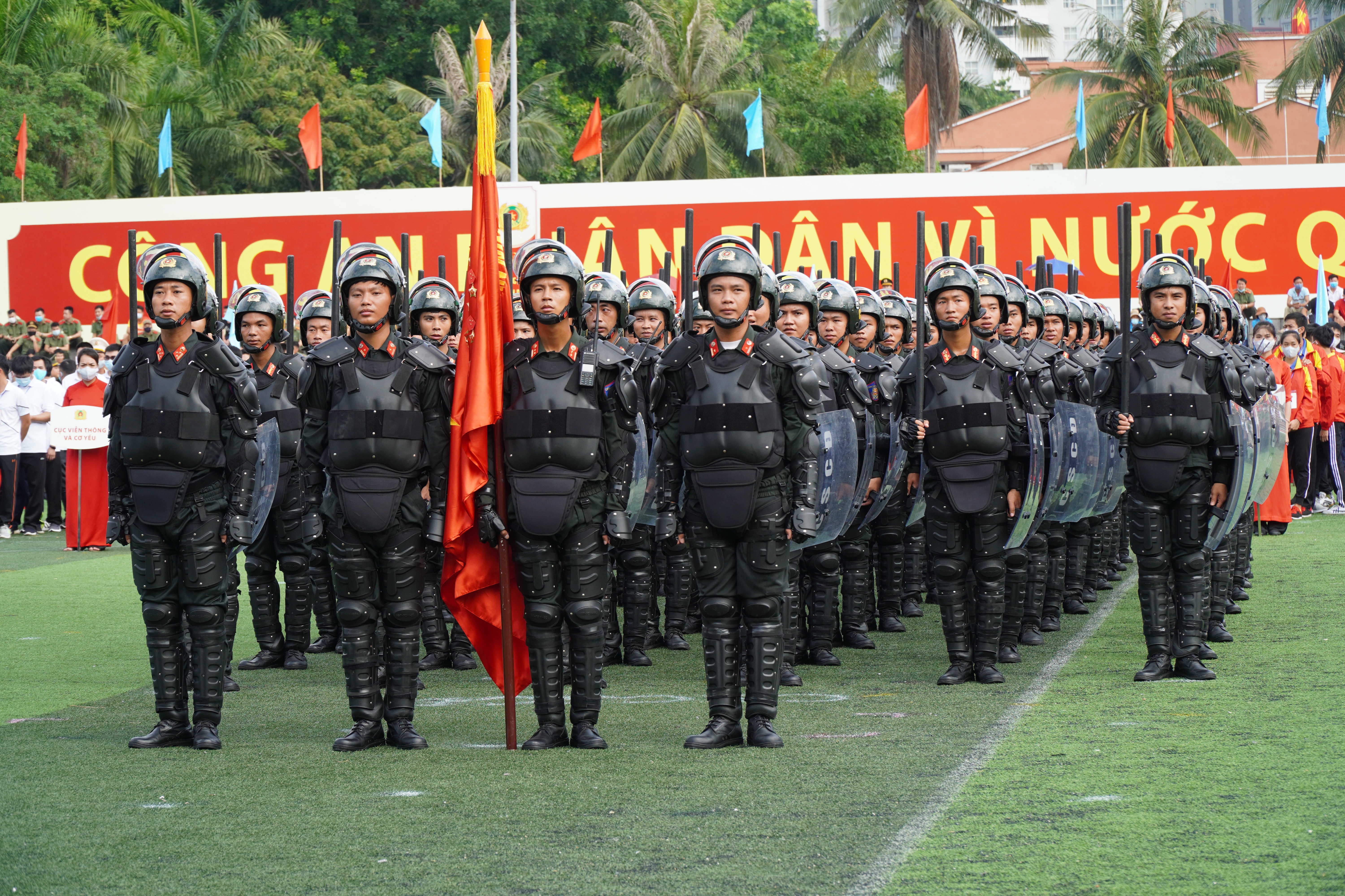 Hàng trăm nữ cảnh sát diễu binh, diễu hành tại Hà Nội - 9 Hàng trăm nữ cảnh sát diễu binh, diễu hành tại Hà Nội - 9