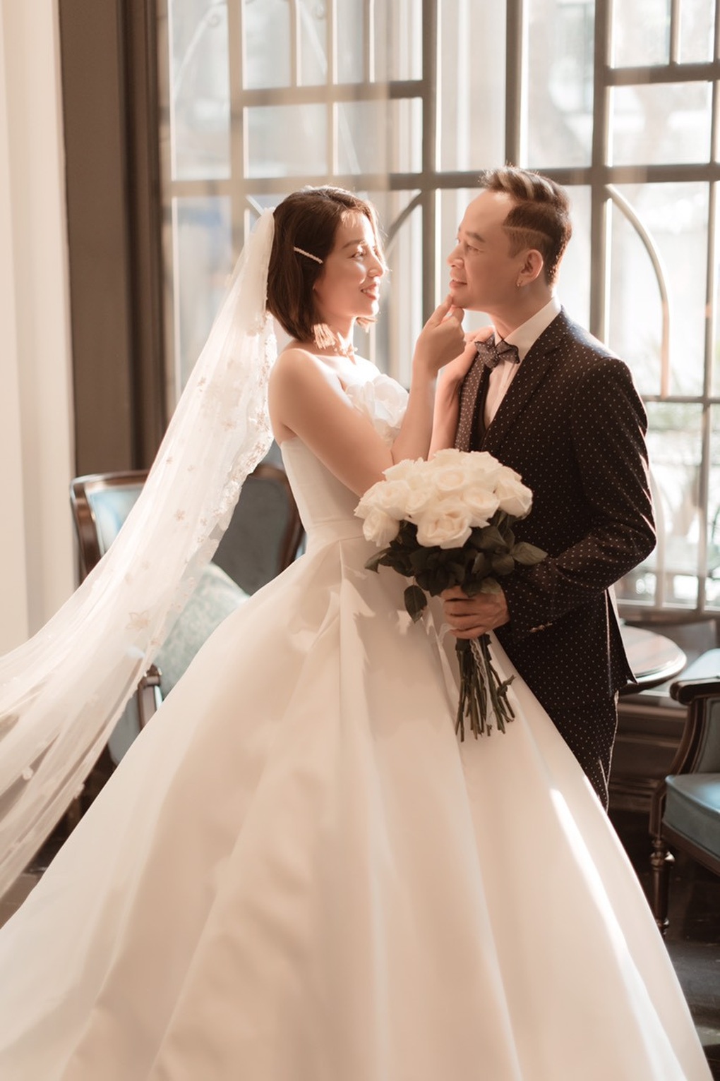 Ảnh cưới lãng mạn của Tùng Dương Người phán xử với vợ 4 kém 12 tuổi - 2 Ảnh cưới lãng mạn của Tùng Dương Người phán xử với vợ 4 kém 12 tuổi - 2