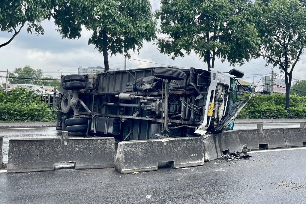 Hai ô tô tông dải phân cách, giao thông ùn ứ ở TPHCM - 1 Hai ô tô tông dải phân cách, giao thông ùn ứ ở TPHCM - 1