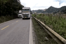 Ô tô tải vượt trái khiến xe máy bị ép vào rào chắn bên đường - xe nào sai?