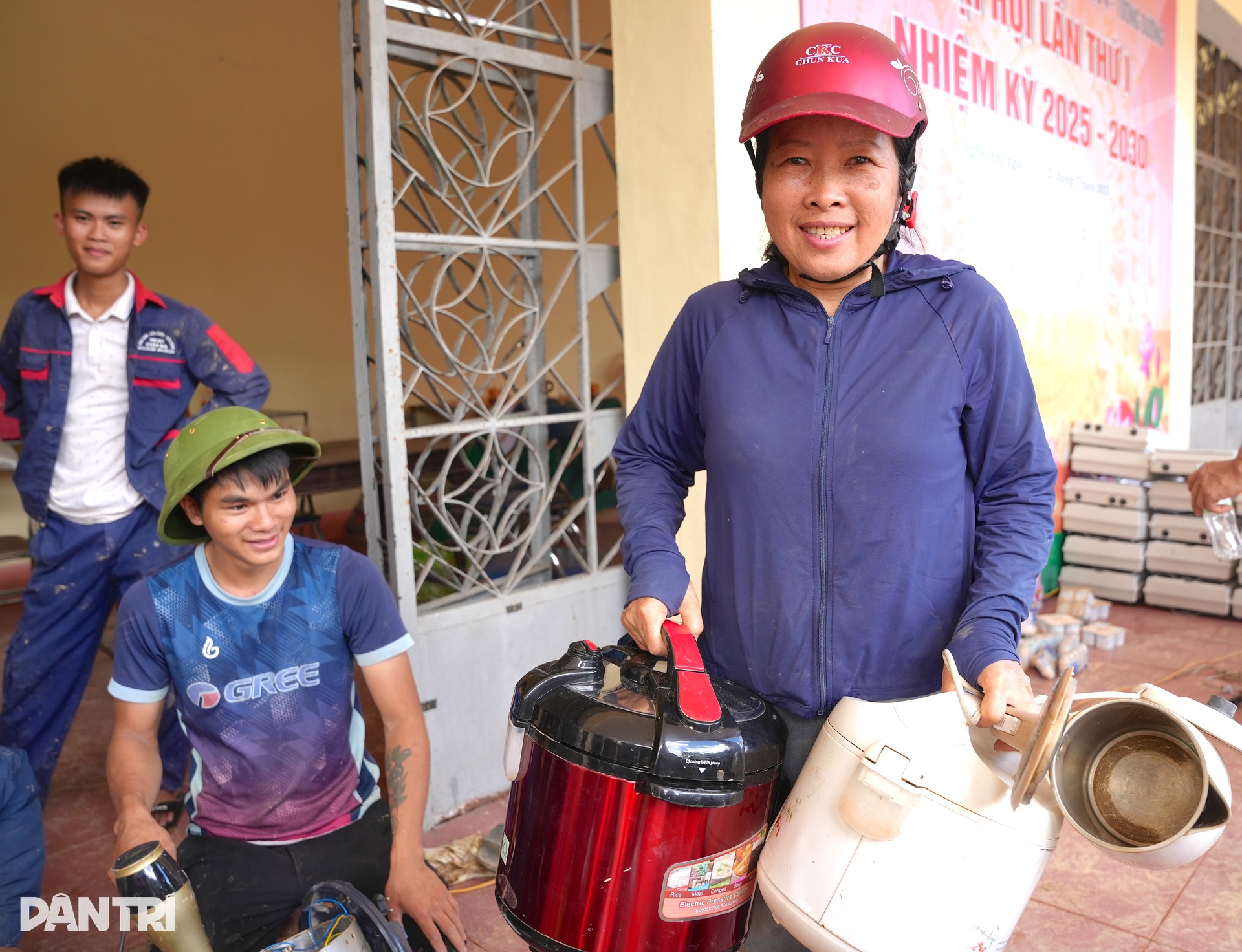 40 thợ lành nghề về Nghệ An sửa tivi, tủ lạnh miễn phí cho bà con sau lũ - 10