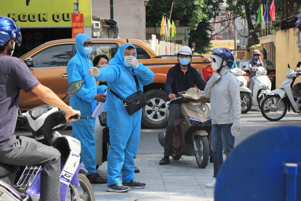 Hà Nội: Người về từ Đà Nẵng hối hả đi xét nghiệm Covid-19 - 3 Hà Nội: Người về từ Đà Nẵng hối hả đi xét nghiệm Covid-19 - 3