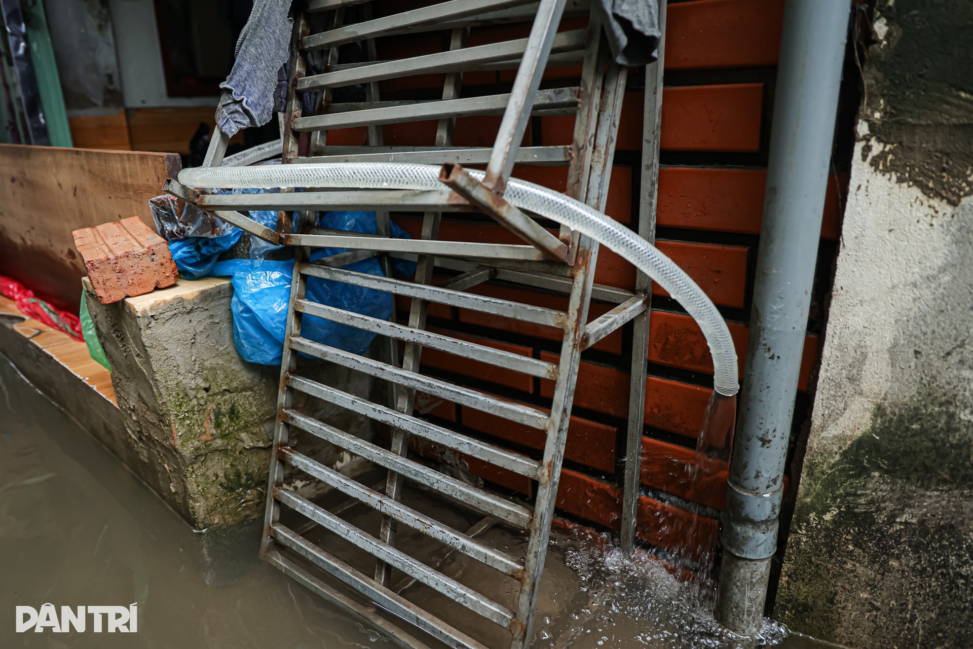 Người Hà Nội chật vật dọn nhà sau ngập, nhiều nơi nước vẫn chưa rút - 10 Người Hà Nội chật vật dọn nhà sau ngập, nhiều nơi nước vẫn chưa rút - 10