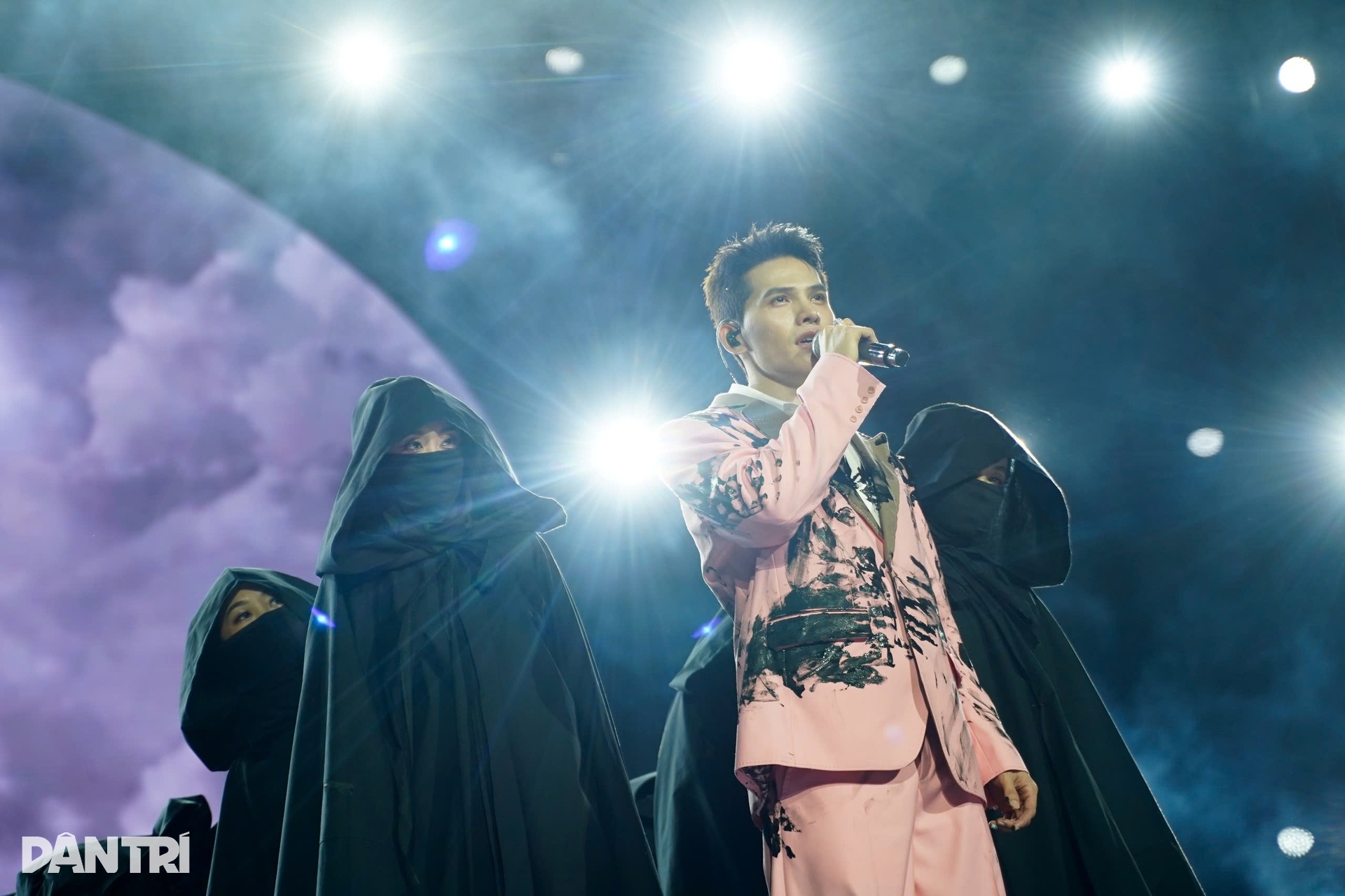 Quốc Thiên kể về tình cũ, được Hồ Ngọc Hà và Hòa Minzy ủng hộ trong concert - 1