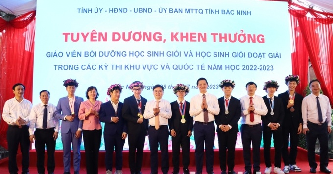 Các đồng chí lãnh đạo tỉnh chúc mừng các em học sinh đoạt giải trong các kỳ thi khu vực và quốc tế.