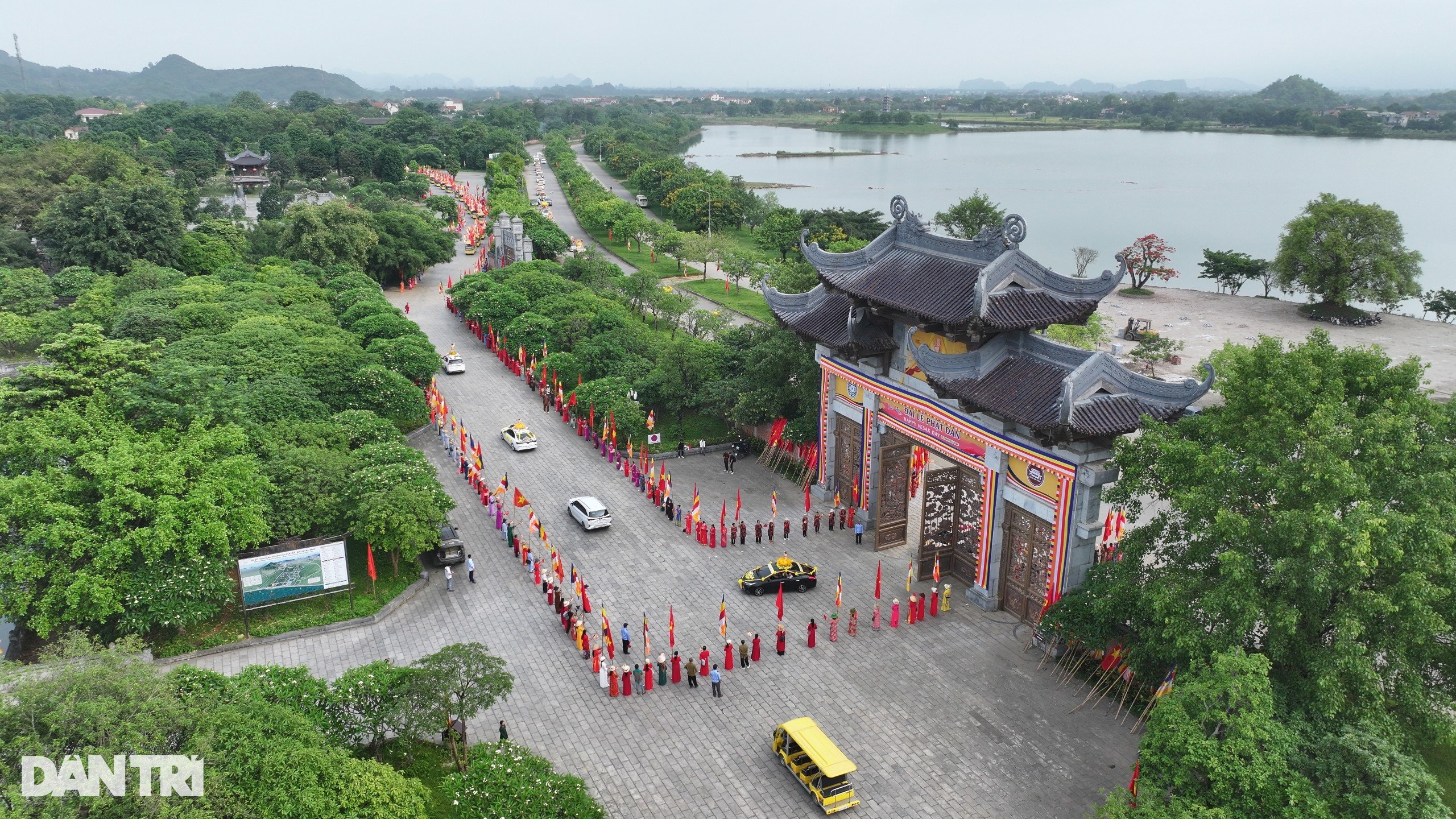 Nghi thức tắm Phật trong đại lễ Phật đản ở ngôi chùa lớn nhất Việt Nam - 1