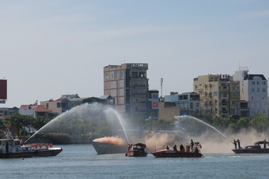 Diễn tập ứng phó thảm họa thiên tai trên sông Hàn