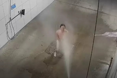Nổi rần rần clip người đàn ông khỏa thân vào tiệm rửa xe tắm lúc nửa đêm
