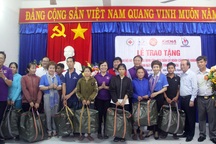 Phú Yên: Tặng 500 bộ áo phao đa năng cho ngư dân vùng biển