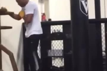 Anderson Silva tập luyện với mộc nhân