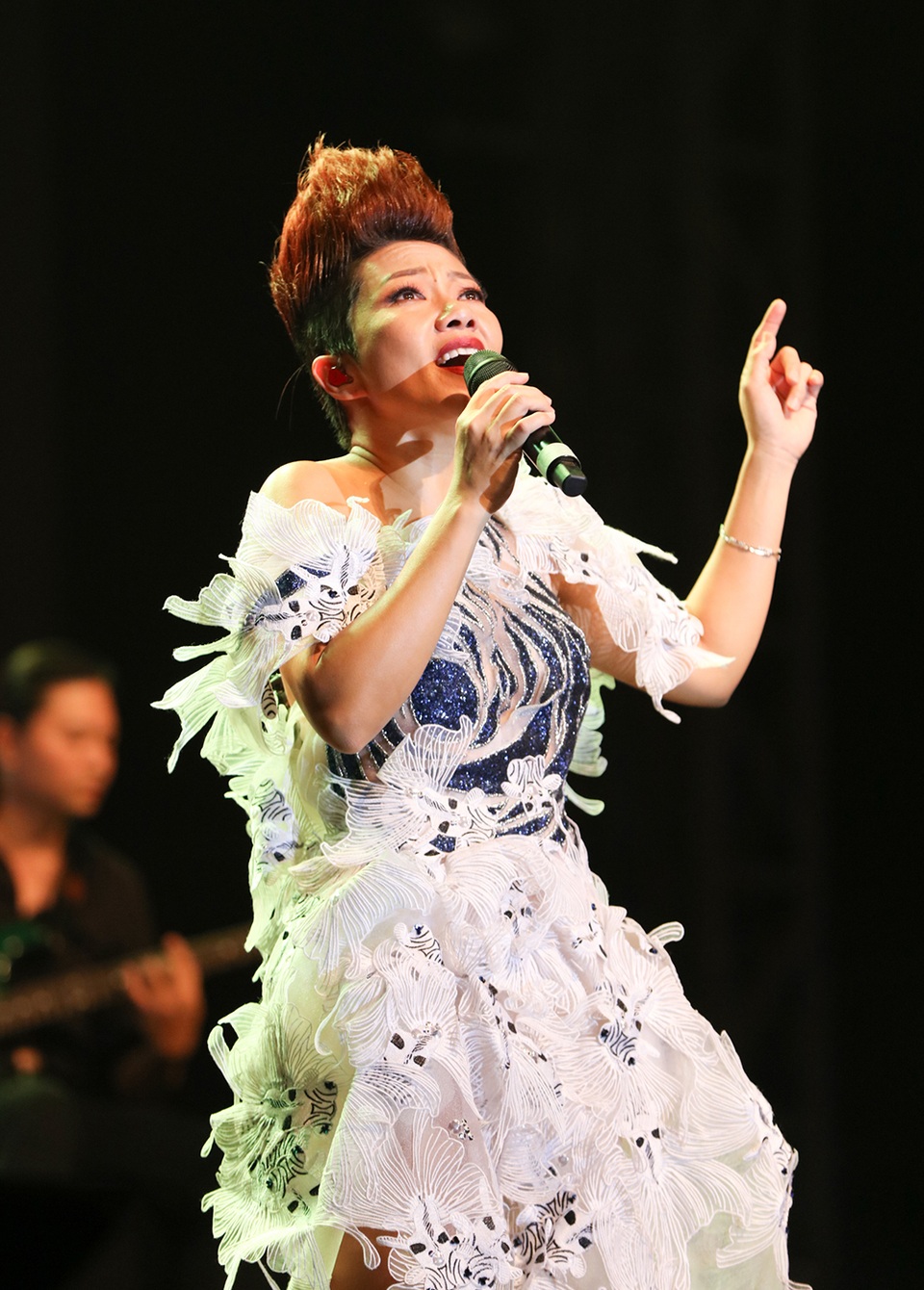 Hồ Ngọc Hà “muốn ngất” trên sân khấu khi song ca cùng Khánh Hà và Hà Trần - 8