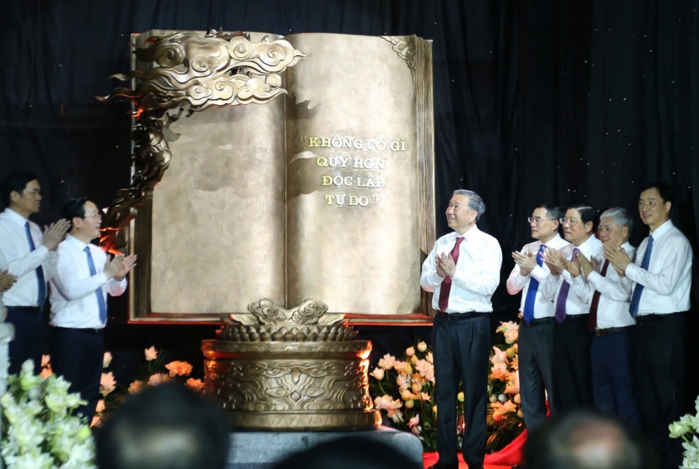 Tổng Bí thư Tô Lâm tưởng niệm Chủ tịch Hồ Chí Minh tại Khu di tích Kim Liên - 3 Tổng Bí thư Tô Lâm tưởng niệm Chủ tịch Hồ Chí Minh tại Khu di tích Kim Liên - 3
