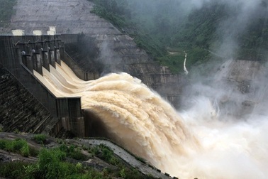 Nhiều hồ thủy điện xả lũ khẩn cấp sau bão số 10