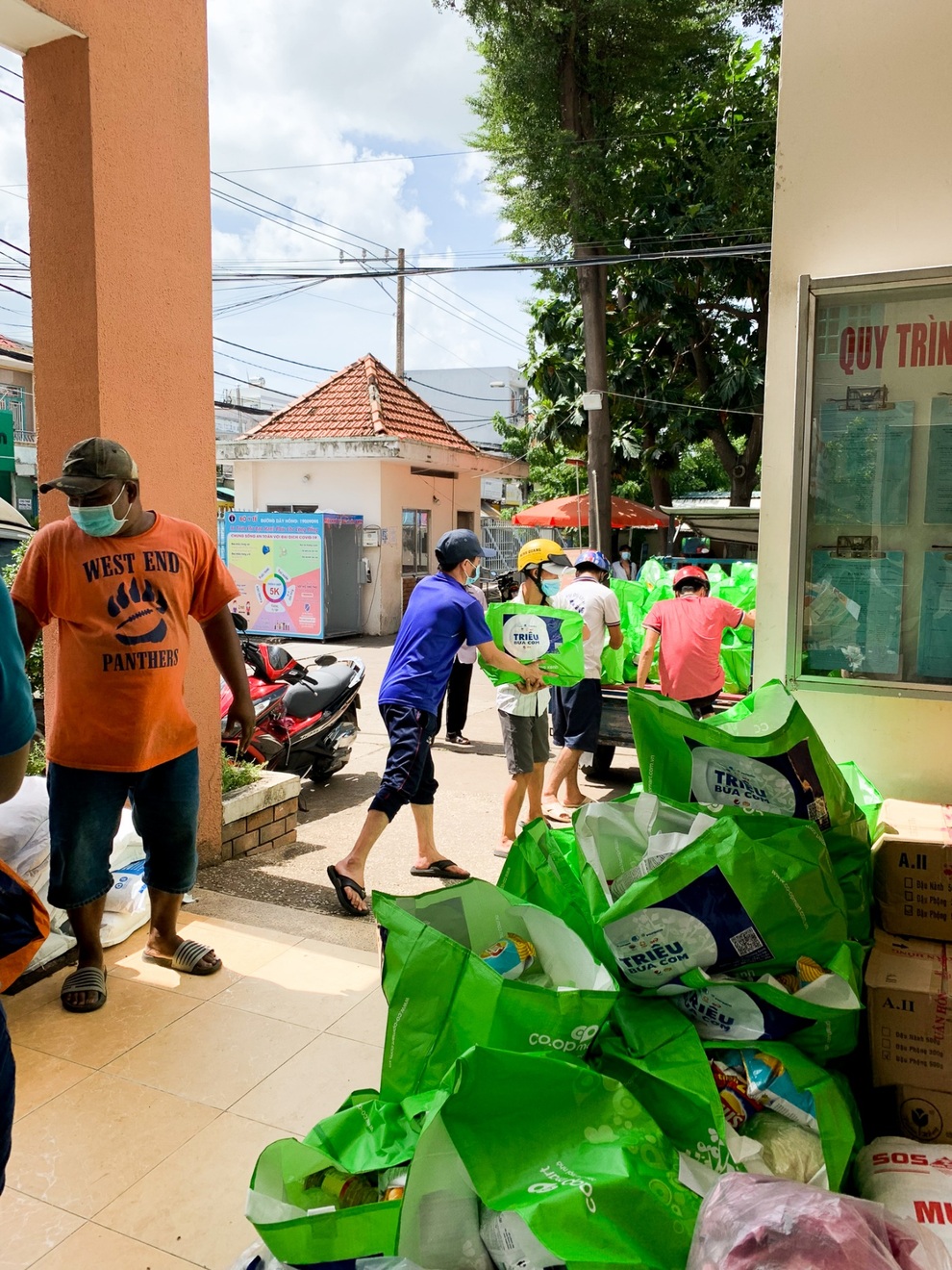 Ấm lòng gần 100.000 suất thực phẩm được hỗ trợ trong mùa giãn cách - 3 Ấm lòng gần 100.000 suất thực phẩm được hỗ trợ trong mùa giãn cách - 3