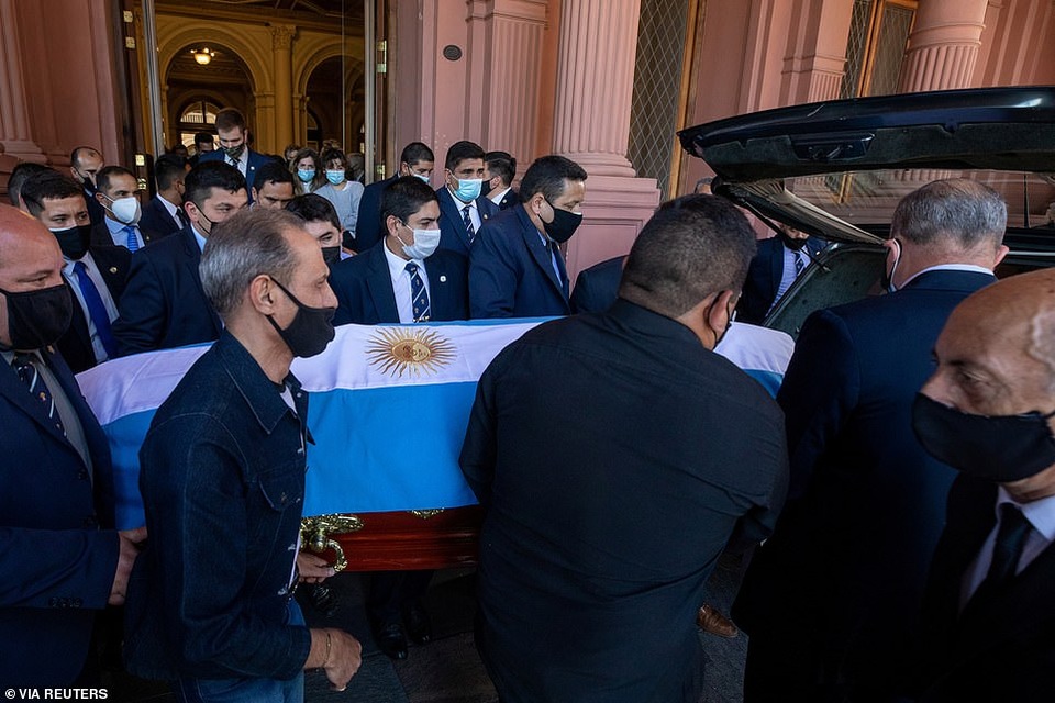 Dòng người tiễn biệt huyền thoại Maradona về nơi an nghỉ cuối cùng - 7 Dòng người tiễn biệt huyền thoại Maradona về nơi an nghỉ cuối cùng - 7