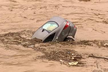 Dân mạng hiến kế "giải cứu" ô tô bị lũ cuốn nằm dưới lòng sông