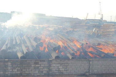 Hơn 6 tiếng đồng hồ “chiến đấu” với lửa ở cảng Quy Nhơn