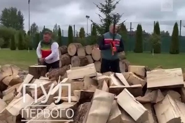 Tổng thống Belarus chẻ củi để giúp châu Âu không "chết rét"