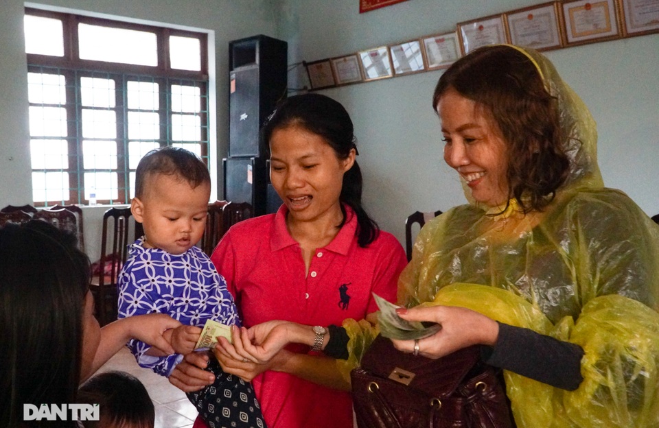 Hàng nghìn suất cơm miễn phí ấm tình người trong mùa mưa lũ - 1 Hàng nghìn suất cơm miễn phí ấm tình người trong mùa mưa lũ - 1