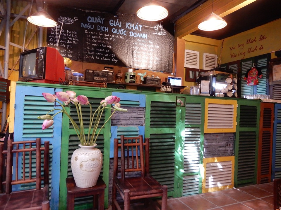 Vợ chồng 7X mở quán cà phê ở khu tập thể, tái hiện ký ức về thời bao cấp - 6