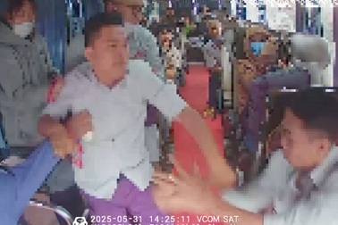 Tài xế ô tô khách bị hành hung trên xe