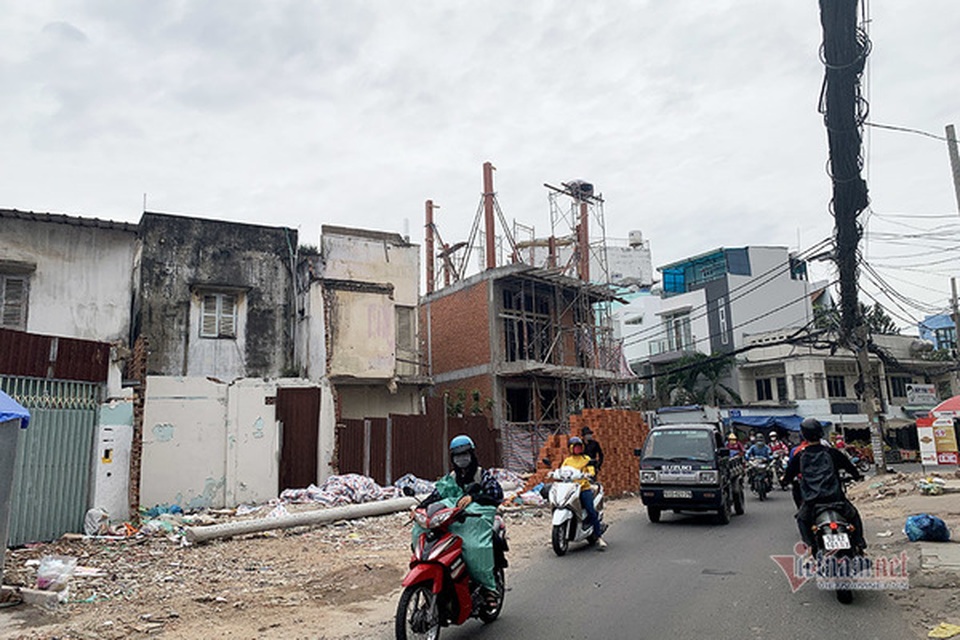 Nhà siêu mỏng tái xuất sau mở rộng đường, mỗi m2 giá gần nửa tỷ đồng - 2 Nhà siêu mỏng tái xuất sau mở rộng đường, mỗi m2 giá gần nửa tỷ đồng - 2