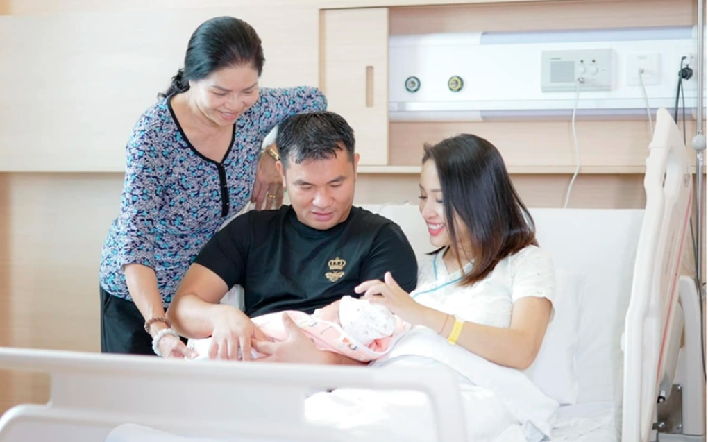MC Vân Hugo lần đầu tiết lộ cuộc sống hôn nhân ít ai ngờ - 1 MC Vân Hugo lần đầu tiết lộ cuộc sống hôn nhân ít ai ngờ - 1