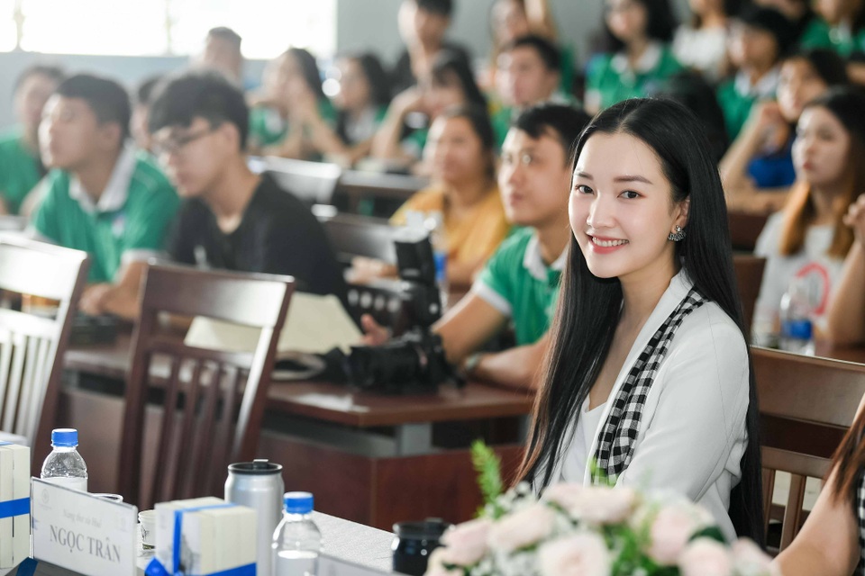 Ngắm mái tóc “đẹp như sông dài” của Tiểu Vy, Ngọc Trân - 5 Ngắm mái tóc “đẹp như sông dài” của Tiểu Vy, Ngọc Trân - 5