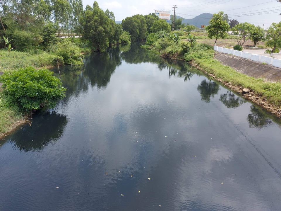 Tìm nguyên nhân kênh Nhà Lê bị nhuộm đen bất thường - 1 Tìm nguyên nhân kênh Nhà Lê bị nhuộm đen bất thường - 1