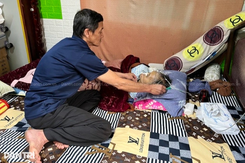 Gần 1 năm vợ hôn mê, chồng kiệt quệ chăm sóc trong căn trọ xập xệ - 1 Gần 1 năm vợ hôn mê, chồng kiệt quệ chăm sóc trong căn trọ xập xệ - 1