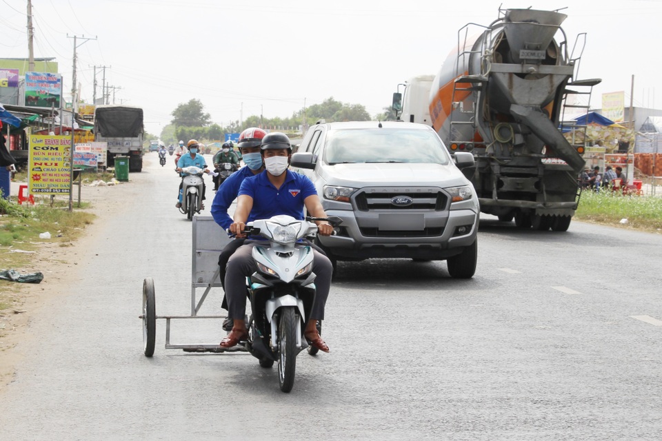 Phó Bí thư xã Đoàn làm xe hút đinh, tuyên truyền an toàn giao thông - 2