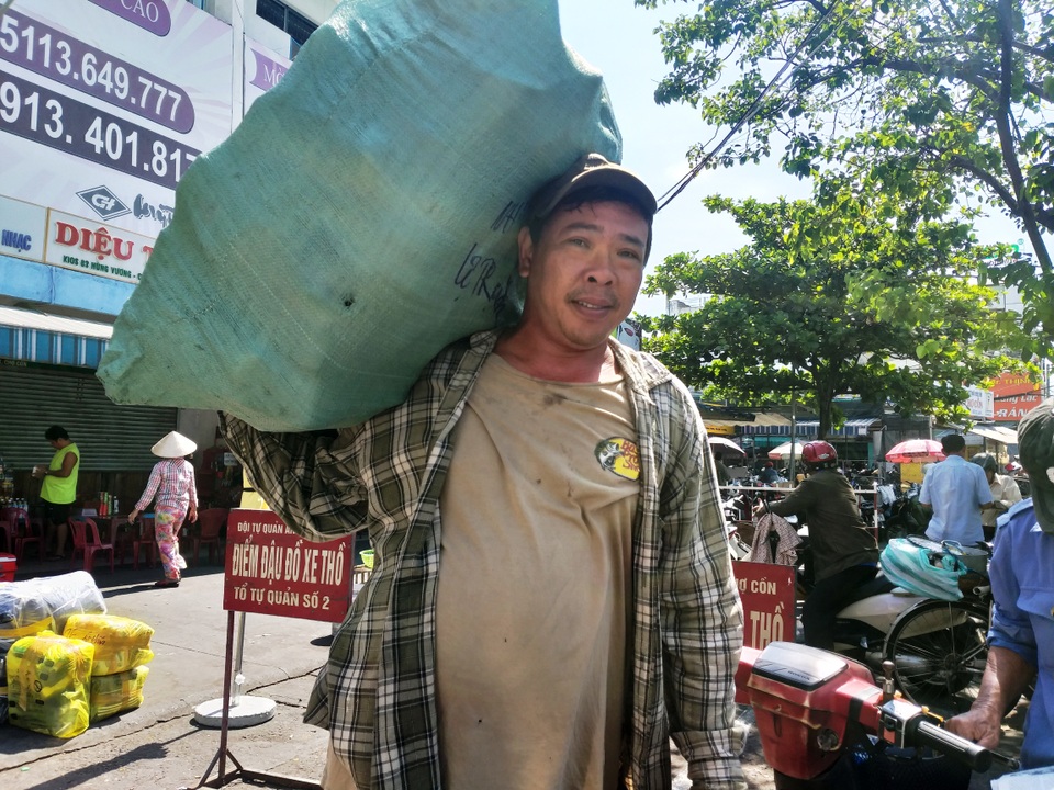 Người Đà Nẵng nhọc nhằn mưu sinh giữa cái nắng “cháy da, cháy thịt” - 3 Người Đà Nẵng nhọc nhằn mưu sinh giữa cái nắng “cháy da, cháy thịt” - 3
