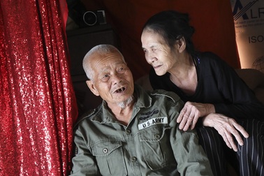 Tình nghèo mà vui của cặp đôi lênh đênh trên sông Hồng