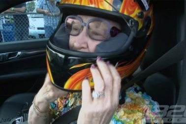 Hơn 60 tuổi vẫn đua drag*