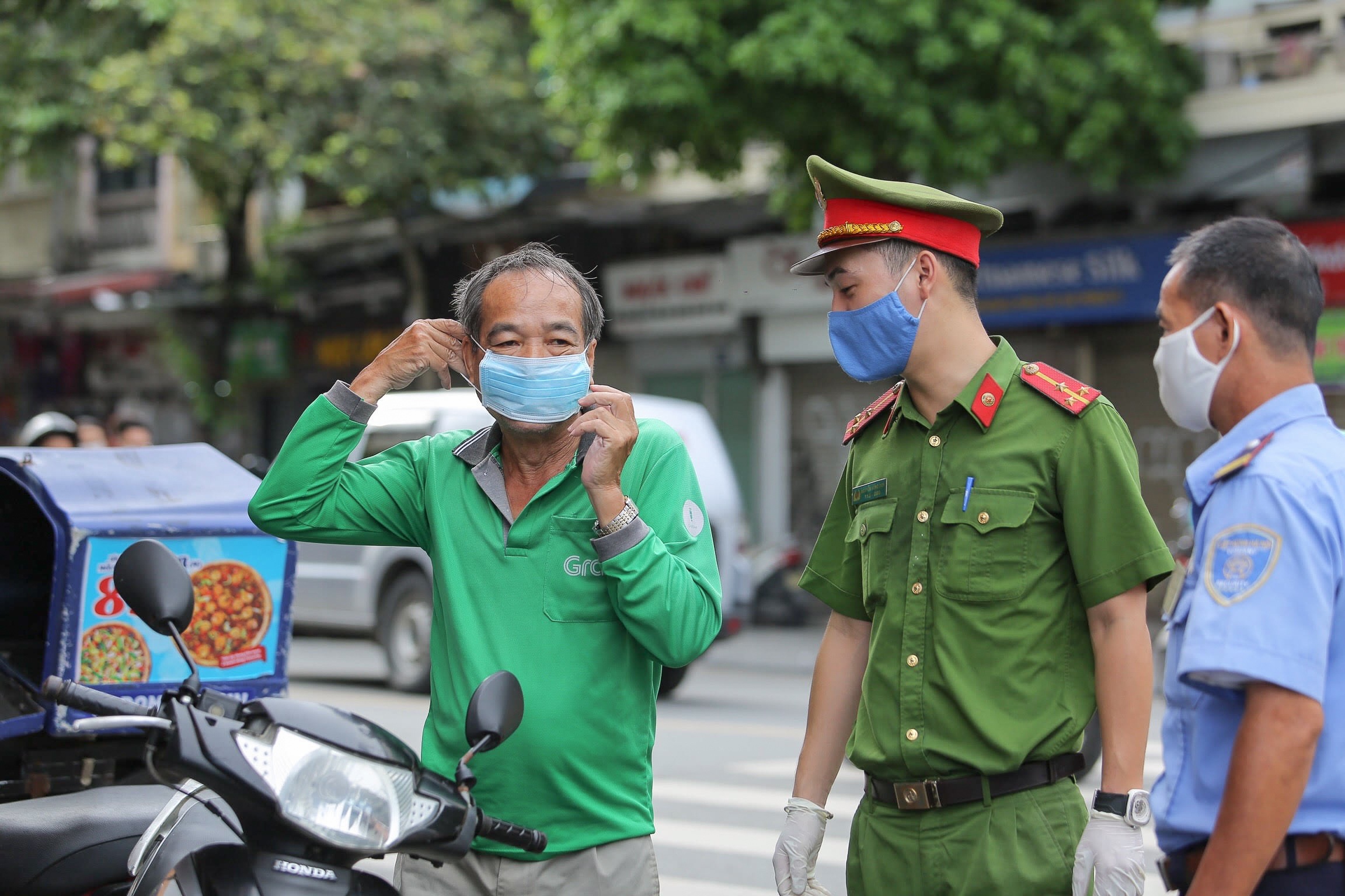 Nhiều người Hà Nội đang quá chủ quan trước dịch Covid-19 - 14 Nhiều người Hà Nội đang quá chủ quan trước dịch Covid-19 - 14