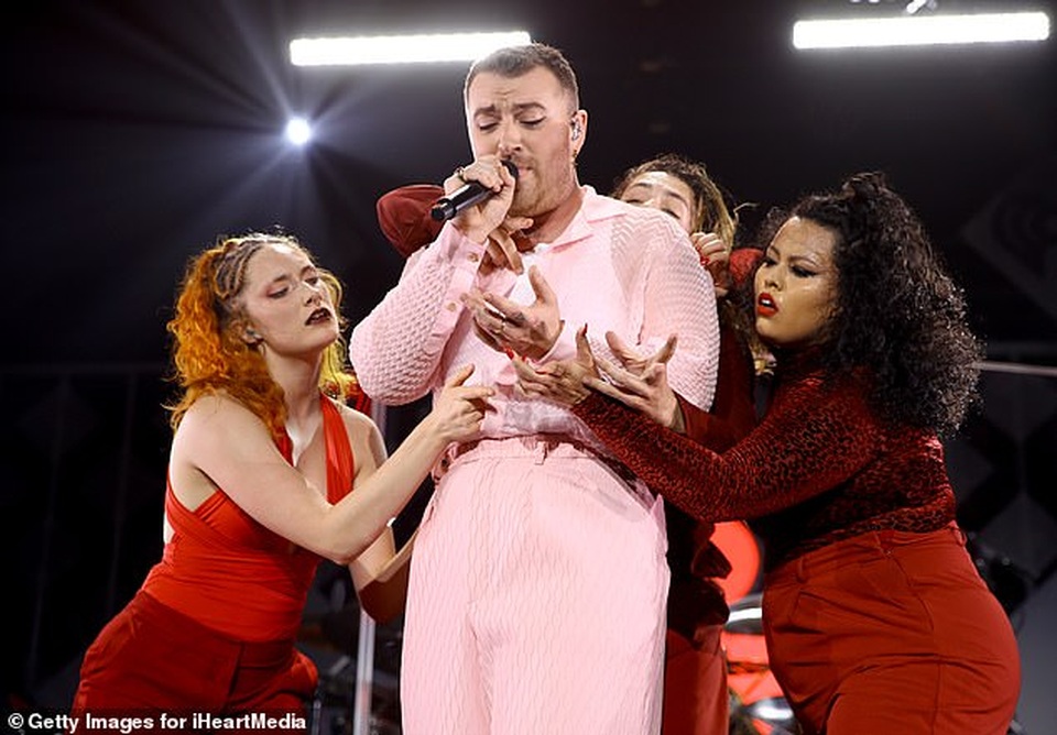 Sam Smith điệu đà diện cây đồ hồng lên sân khấu - 7 Sam Smith điệu đà diện cây đồ hồng lên sân khấu - 7