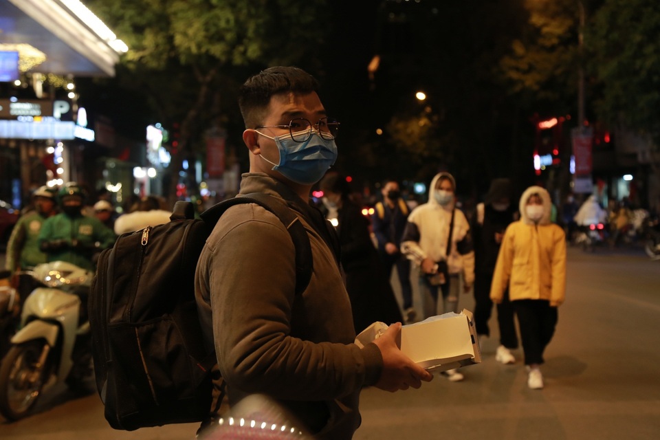 Khẩu trang đắt hàng trên phố đi bộ đêm giao thừa - 9 Khẩu trang đắt hàng trên phố đi bộ đêm giao thừa - 9