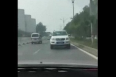 Xe SUV chạy lùi tốc độ cao trên đường