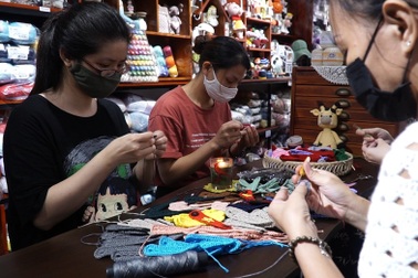 Hội móc len đan “tai giả” gửi tuyến đầu chống dịch Covid-19