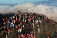 Khách chen chúc trên đỉnh Tà Chì Nhù, "1m2 có 10 nàng thơ" săn mây