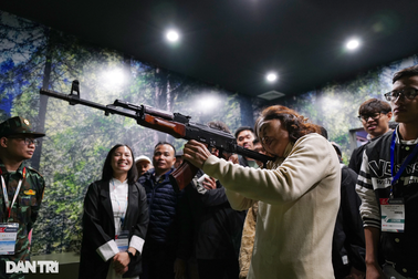 Người dân xếp hàng tham quan, trải nghiệm bắn súng tại Triển lãm Quốc phòng